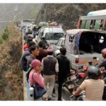 “पहिरो पन्छिए पनि नागढुंगामा सवारी जाम: बिग्रिएको ट्रकले बढायो समस्या”