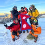 कांग्रेस महामन्त्री विश्वप्रकाश शर्मासहित पाँच युवाले गरे लोबुचे हिमालकाे सफल आरोहण