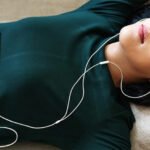 एयरफोनमा लामो समयसम्म गीत सुन्नुहुन्छ ? आउन सक्छन् यस्ता समस्या