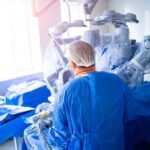 डाक्टरले शल्यक्रिया गर्दा किन हरियो रङको लुगा लगाउँछन् ?