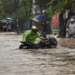 वर्षायाममा दुईपाङ्ग्रे सवारी चलाउँदा ध्यान दिनैपर्ने ८ कुरा