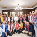 प्रचण्डद्वारा घरमै बोलाएर नेपाल पर्वतारोहण संघको नवनिर्वाचित कार्यसमितिलाई बधाई